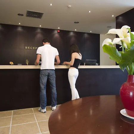 International Ξενοδοχείο