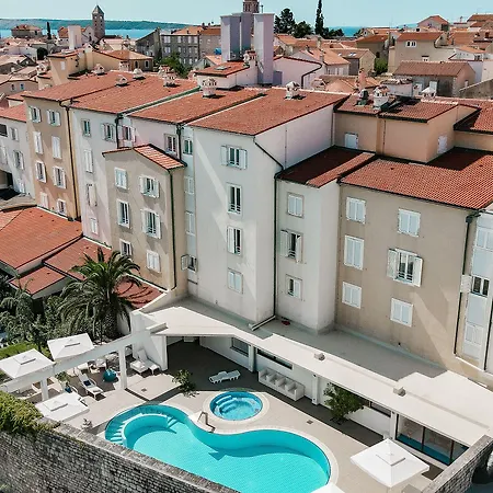 International 3* Rab Town